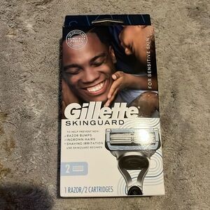 NWT Gillette Skinguard Razor and Cartridges